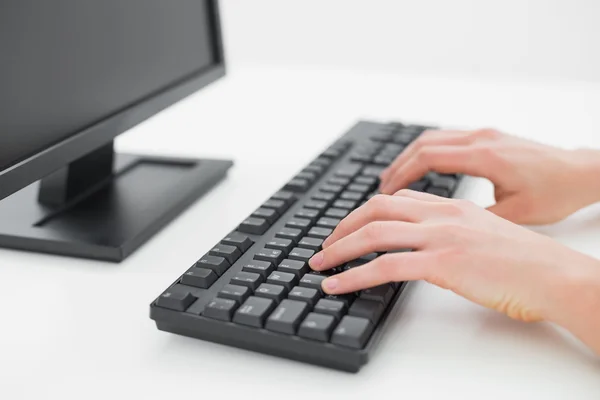 Handen typen op toetsenbord in een kantoor — Stockfoto