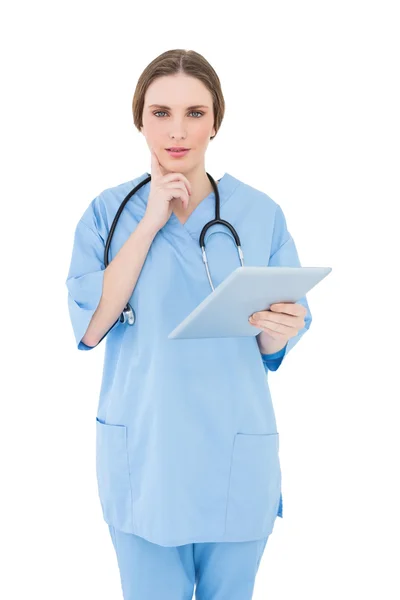 Myślenie kobiece kobieta lekarz trzymając tabletkę — Zdjęcie stockowe