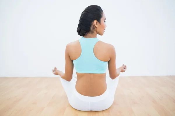 Vista trasera de la mujer tranquila meditando en posición de loto —  Fotos de Stock