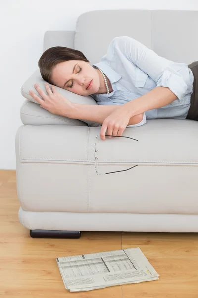 Mujer bien vestida durmiendo en el sofá —  Fotos de Stock