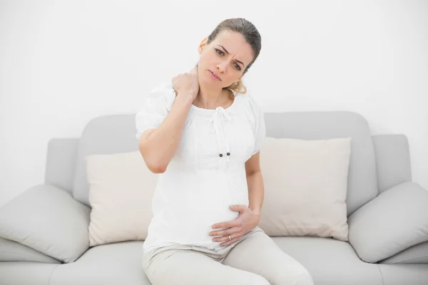 Attraktive schwangere Frau hält ihren verletzten Hals — Stockfoto