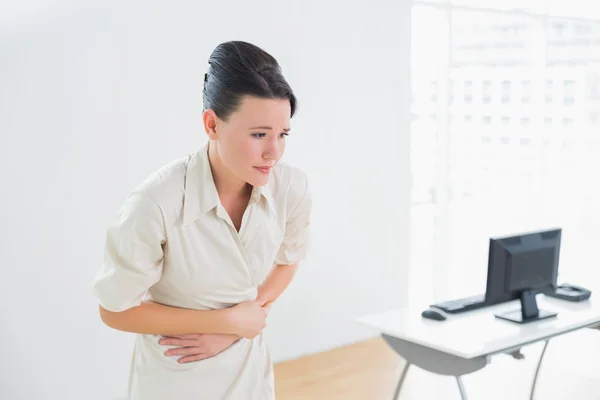 Pebisnis wanita dengan nyeri perut di kantor — Stok Foto