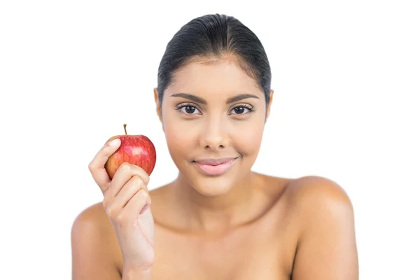 Zadowolony brunetka nago gospodarstwa czerwone jabłko — Zdjęcie stockowe