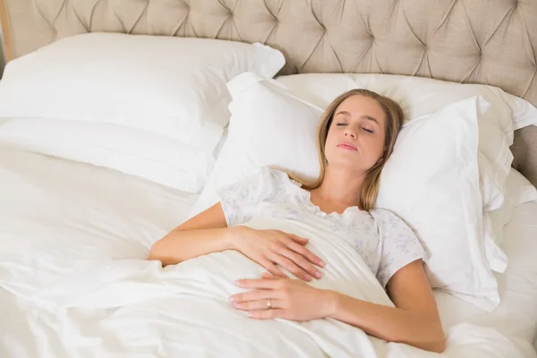 Natuurlijke inhoud vrouw slapen in bed — Stockfoto