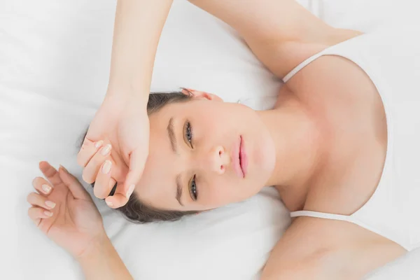 Mujer joven y bonita durmiendo en la cama — Foto de Stock