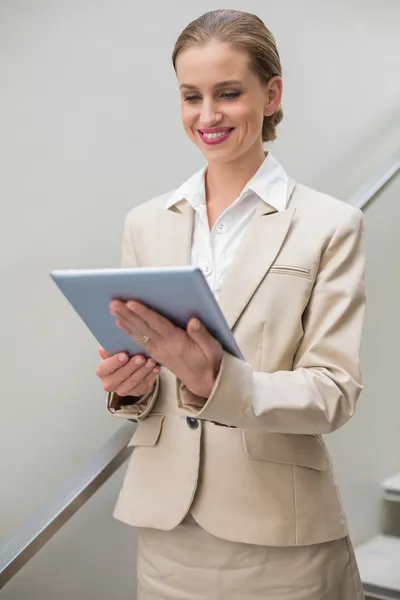 Smiling stylish businesswoman holding tablet — Stock Photo, Image
