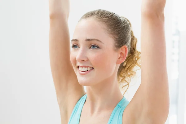 Vrolijke slank blond staande in yoga vormen — Stockfoto