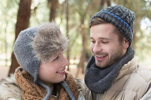 Пара в зимней одежде в лесу — стоковое фото