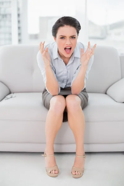 Elegante junge Frau schreit vor Wut zu Hause — Stockfoto