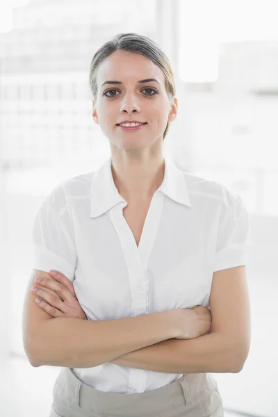 Attractive businesswoman posing with arms crossed looking at camera — Stock Photo, Image