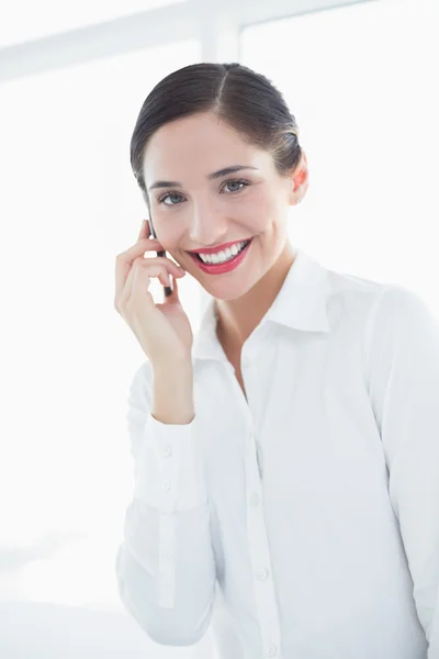 Glimlachende zakenvrouw met behulp van mobiele telefoon — Stockfoto