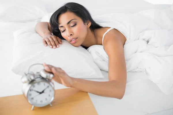 Mujer joven cansada acostada en su cama durmiendo —  Fotos de Stock