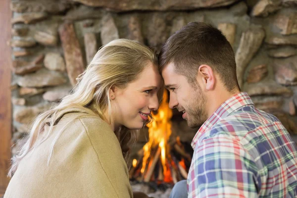 在壁炉前面对浪漫的情侣 — 图库照片
