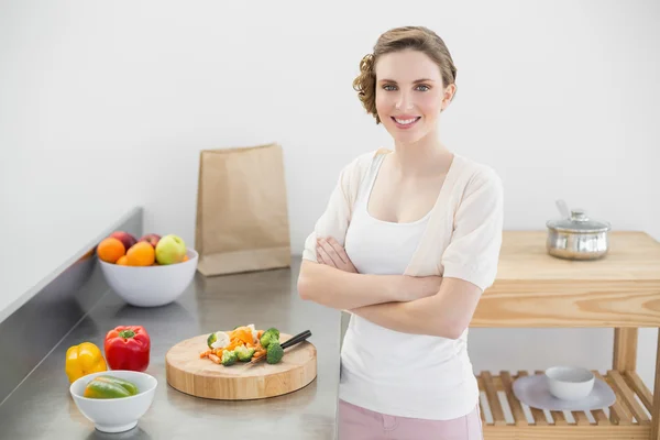 Mujer morena posando en cocina con los brazos cruzados en su kitche —  Fotos de Stock