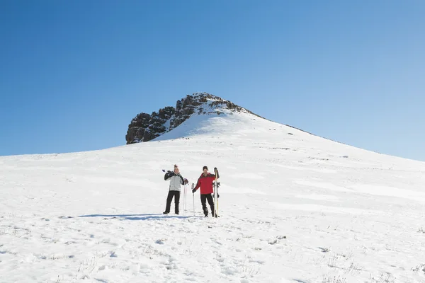 Karda Kayak kurulları ile bir çift tam uzunlukta — Stok fotoğraf
