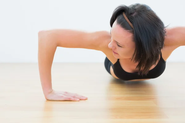 Mulher esportiva determinada fazendo flexões no estúdio de fitness — Fotografia de Stock