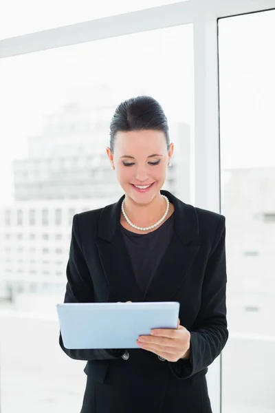 Elegant affärskvinna med hjälp av TabletPC — Stockfoto