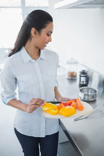 Leuke gelukkig vrouw houden lade met groenten — Stockfoto