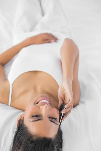 Inhoud natuurlijke vrouw bellen met haar smartphone — Stockfoto