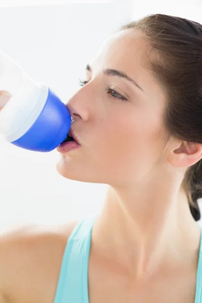 锻炼后在健身房喝水的女人 — 图库照片