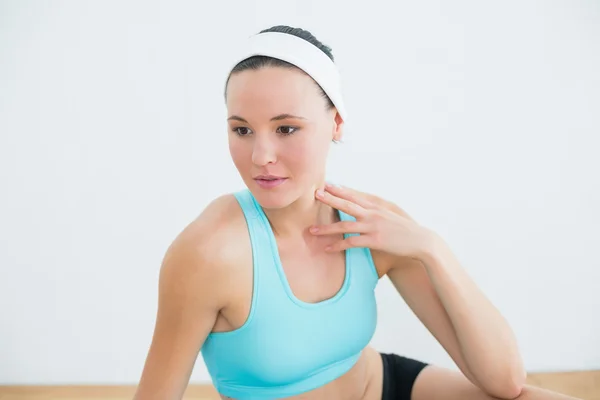 Gros plan d'une femme réfléchie dans un studio de fitness — Photo