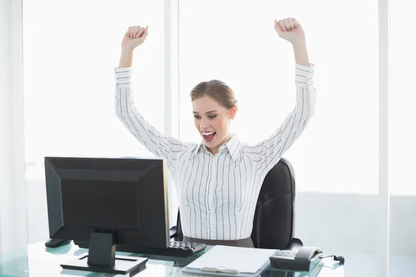 Prachtvolle jubelnde Geschäftsfrau sitzt an ihrem Schreibtisch — Stockfoto