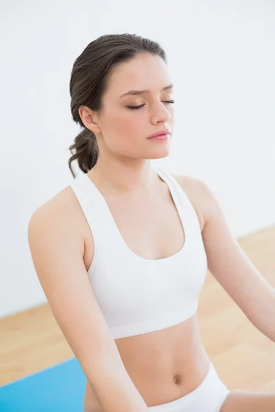 Fit woman with eyes closed at fitness studio — Stock Photo, Image