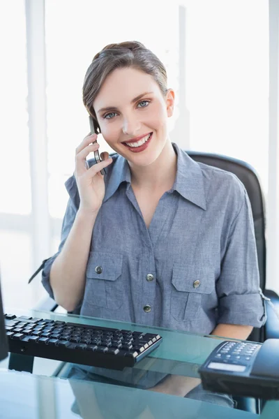 Vänliga affärskvinna ringa med sin smartphone — Stockfoto