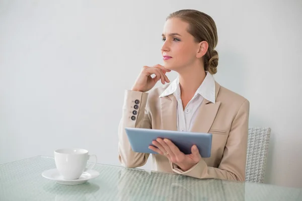 Pensativo mujer de negocios con estilo utilizando tableta —  Fotos de Stock