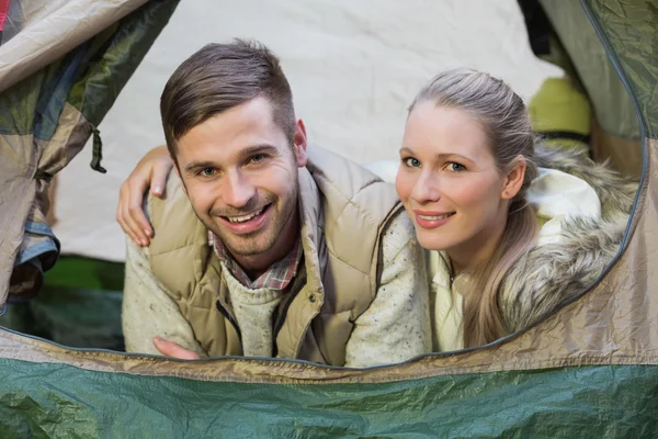 Lachende paar liggen in de tent na een wandeling — Stockfoto
