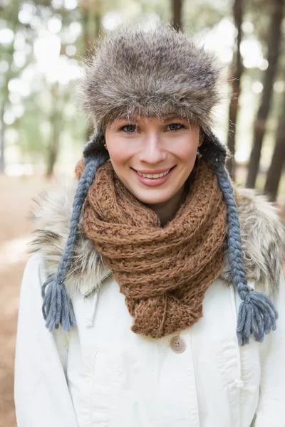 Vacker kvinna som bär pälsmössa med ull halsduk och jacka i — Stockfoto