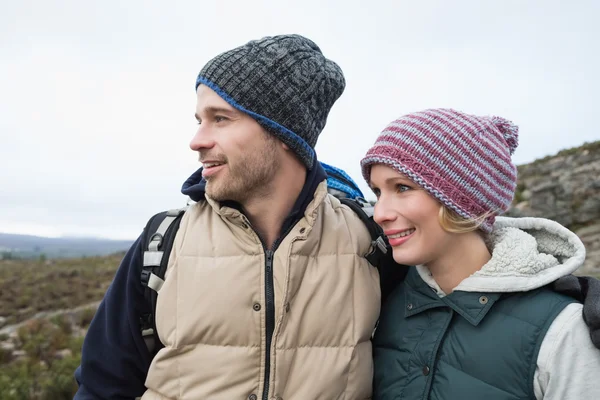 Couple on a hike in the countryside against clear sky — Stock Photo, Image