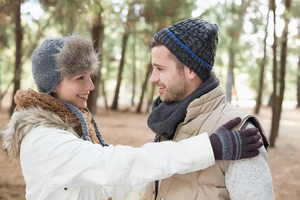 Cuplu în haine de iarnă uitându-se unul la altul — Fotografie, imagine de stoc