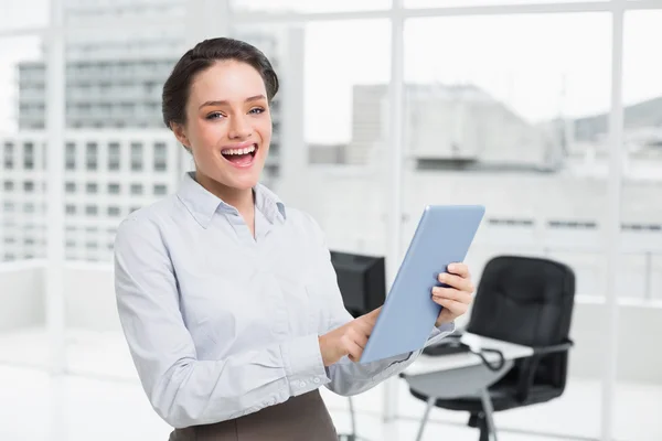 Fröhliche junge Geschäftsfrau benutzt Tischcomputer im Büro — Stockfoto