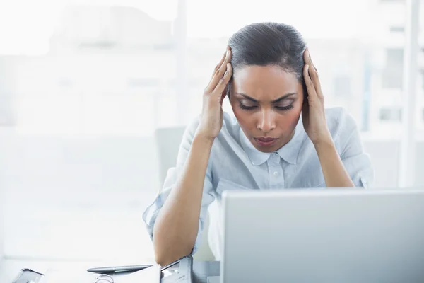 Mooie zakenvrouw lijden hoofdpijn — Stockfoto