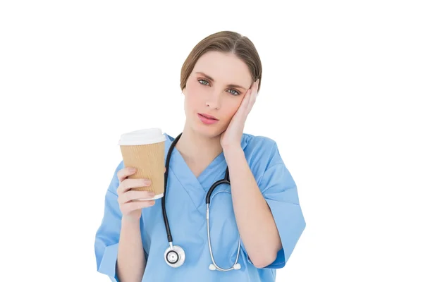 Médico feminino segurando uma caneca de café — Fotografia de Stock