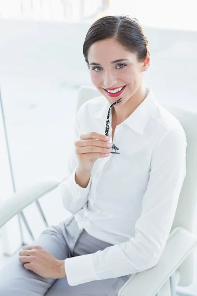 Uśmiechający się młody biznes kobieta siedzi na kanapie — Zdjęcie stockowe