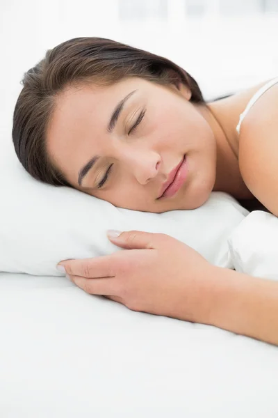 Schöne Frau schläft im Bett mit geschlossenen Augen — Stockfoto