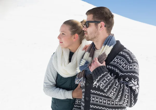 Casal em roupas quentes na paisagem coberta de neve — Fotografia de Stock