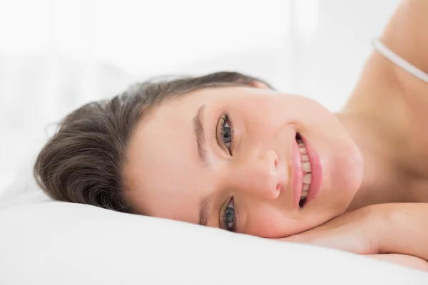 Close-up portret van een mooie vrouw in bed — Stockfoto