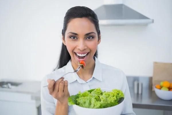 Glückliche Frau beim Salatessen lächelt in die Kamera — Stockfoto