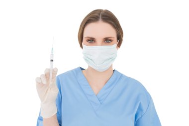 güzel esmer kadın doktor bir şırınga gösterilen