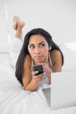 onun smartphone tutan doğal düşünme kadın
