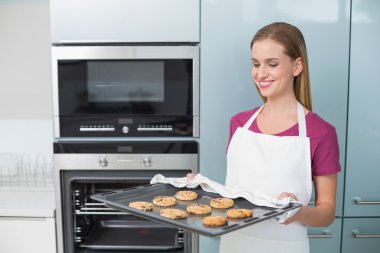 casual gülümseyen kadın ile çerezleri fırın tepsisi holding