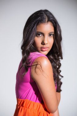 kameraya bakıyor çıkarıcı çekici esmer