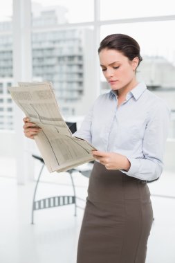 ciddi iş kadını ofiste gazete okuma