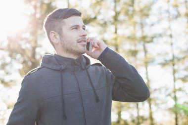 ciddi adam açık havada cep telefonunuzun