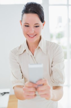 Office mobile telefon bakarak iş kadını