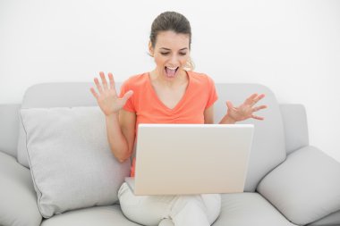 casual kadın onun kanepede oturan defterini kullanarak tezahürat