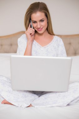 dizüstü bilgisayar kullanan ve telefon ederek doğal içerik kadın